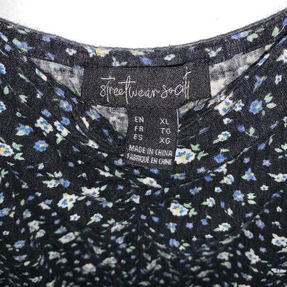 Woman’s Dress - Picture 2 of 3